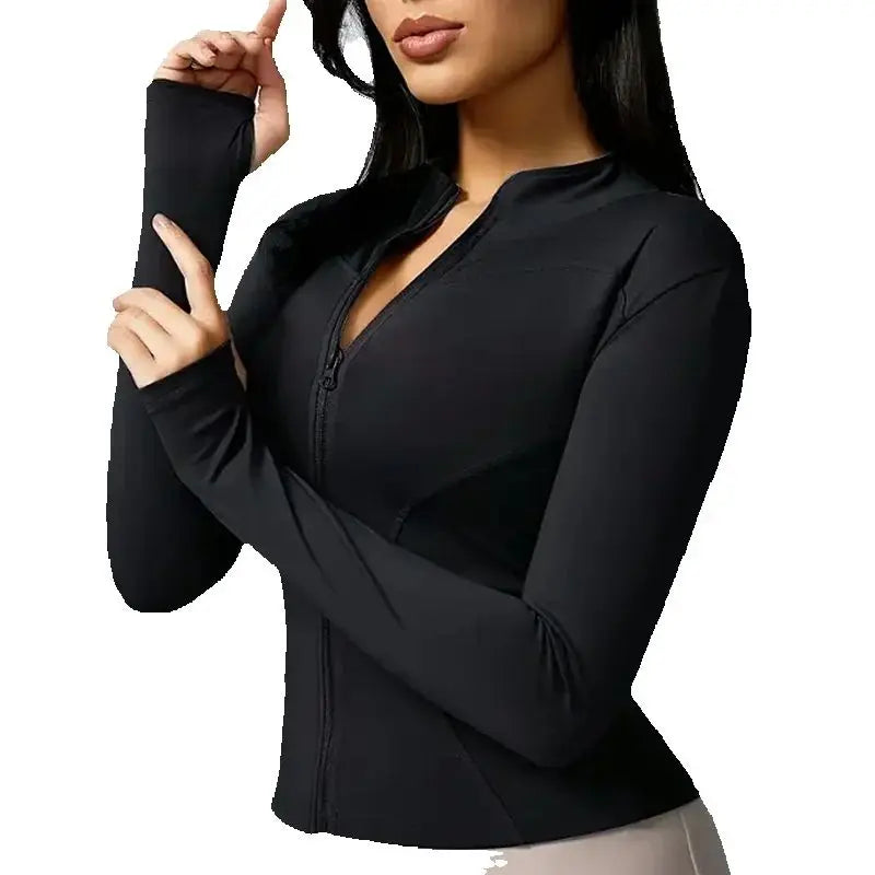 Veste de fitness à manches longues portée en mouvement